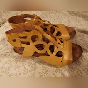 Wanda Panda Mustard Yellow Leather Sandals Size 38
